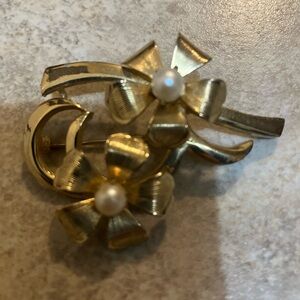 Vintage Brooks Double Flower Brooch Faux Pearls
